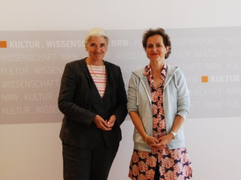 © Tobias Kreutzer/MKW: Ministerin Isabel Pfeiffer-Poensgen und Barbara Frey